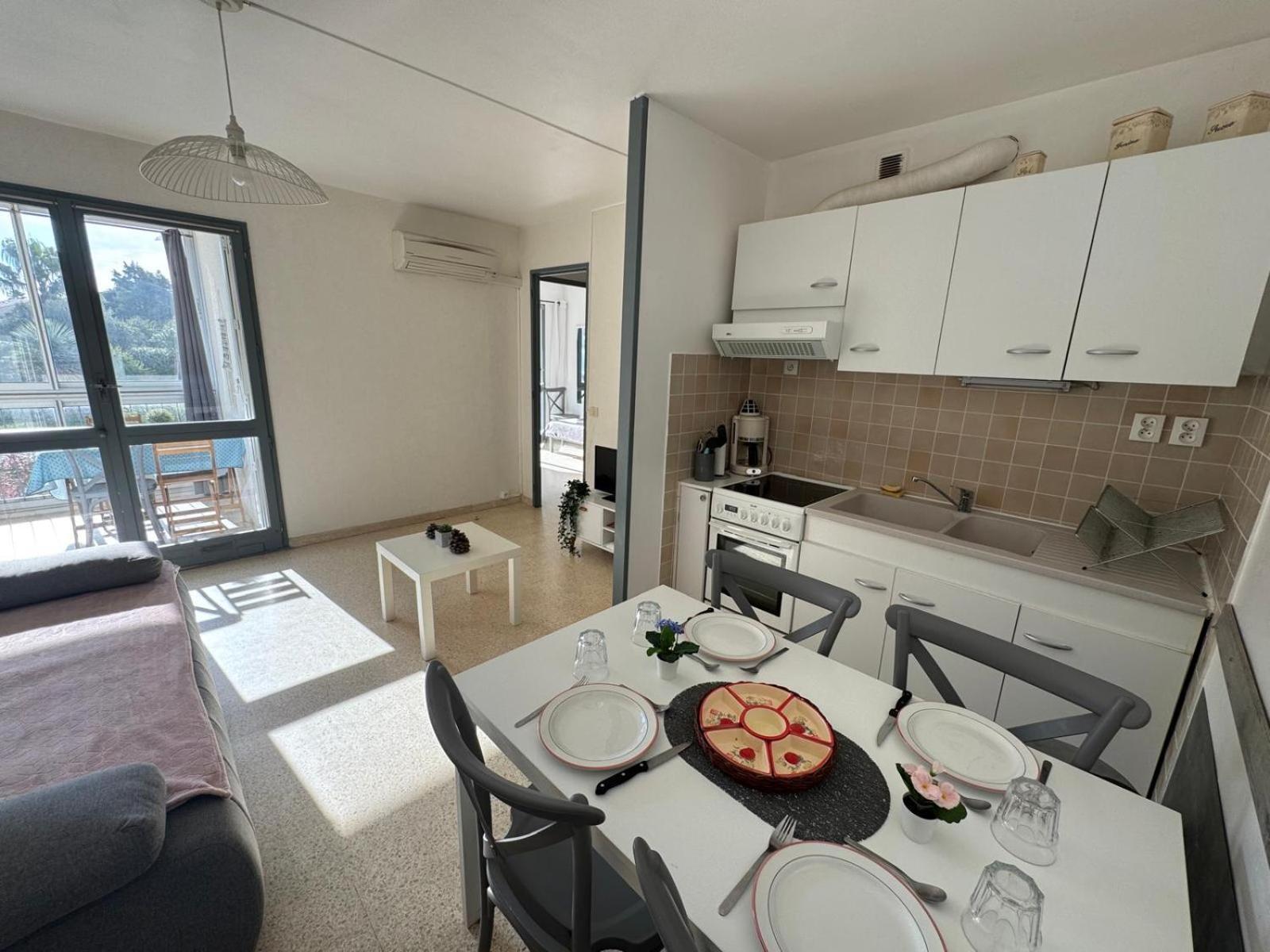 Sol-Y-Days Goelette: Charming Ground Floor Apartment with Parking Near City Center and Beach Le Grau-du-Roi Exterior photo