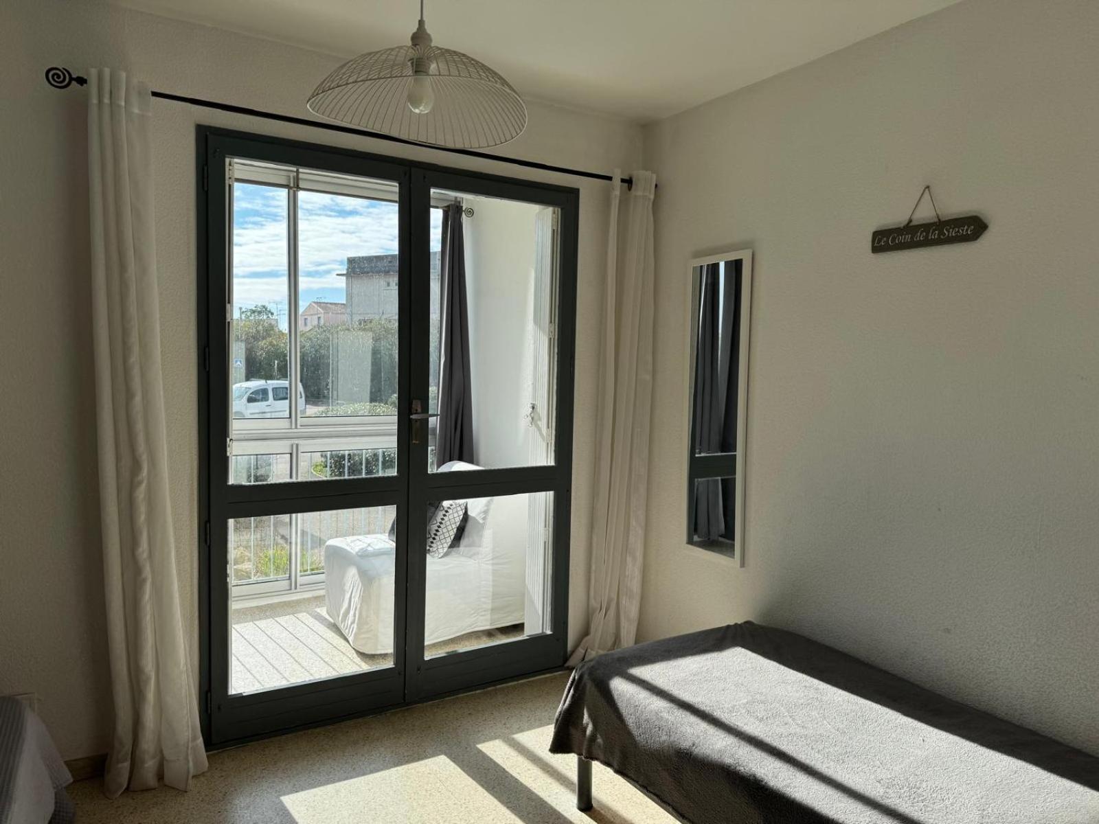Sol-Y-Days Goelette: Charming Ground Floor Apartment with Parking Near City Center and Beach Le Grau-du-Roi Exterior photo